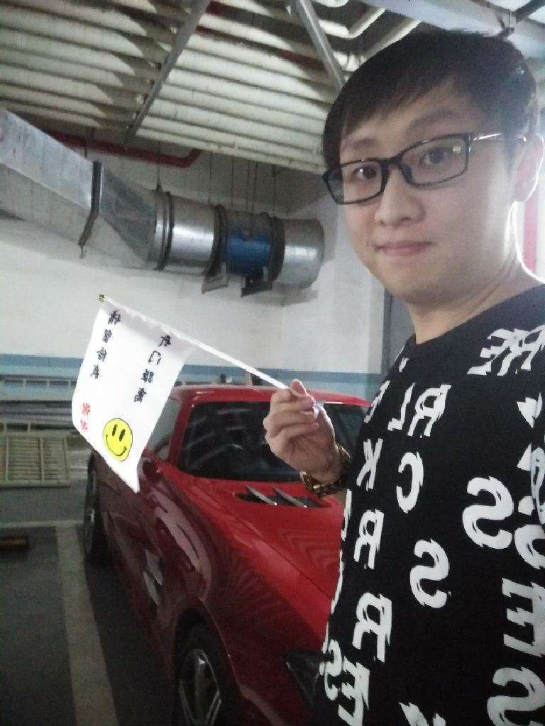 主播麦浪哥哥写“请给我留开门距离谢谢” 奥迪牛逼都停到线外了