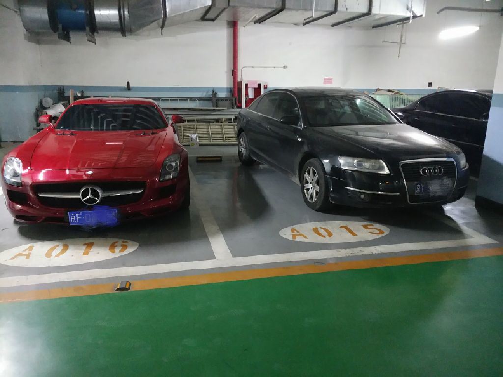 主播麦浪哥哥写“请给我留开门距离谢谢” 奥迪牛逼都停到线外了