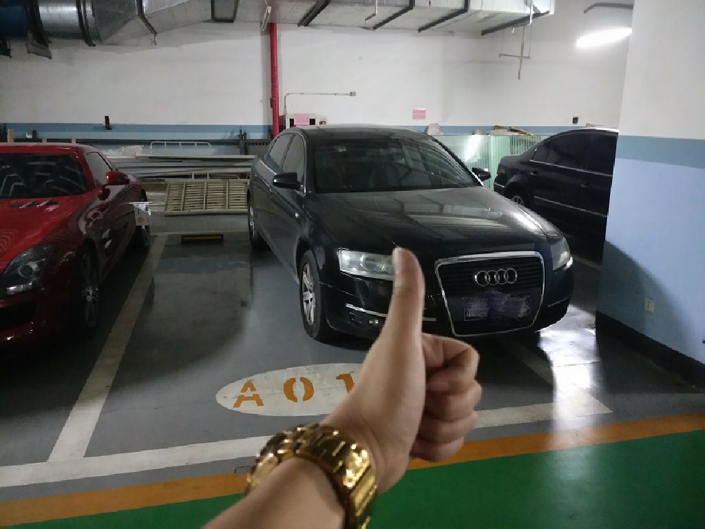 主播麦浪哥哥写“请给我留开门距离谢谢” 奥迪牛逼都停到线外了