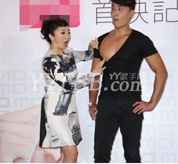 陶晶莹抚摸肌肉男胸部 称老公的肉体才让能她疯狂