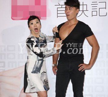 陶晶莹抚摸肌肉男胸部 称老公的肉体才让能她疯狂