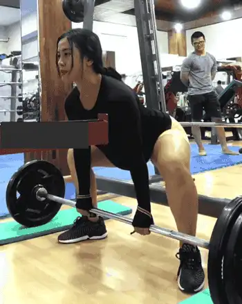 蜂腰翘臀的越南健身女神怀胎7月还在健身房撸铁动态图片