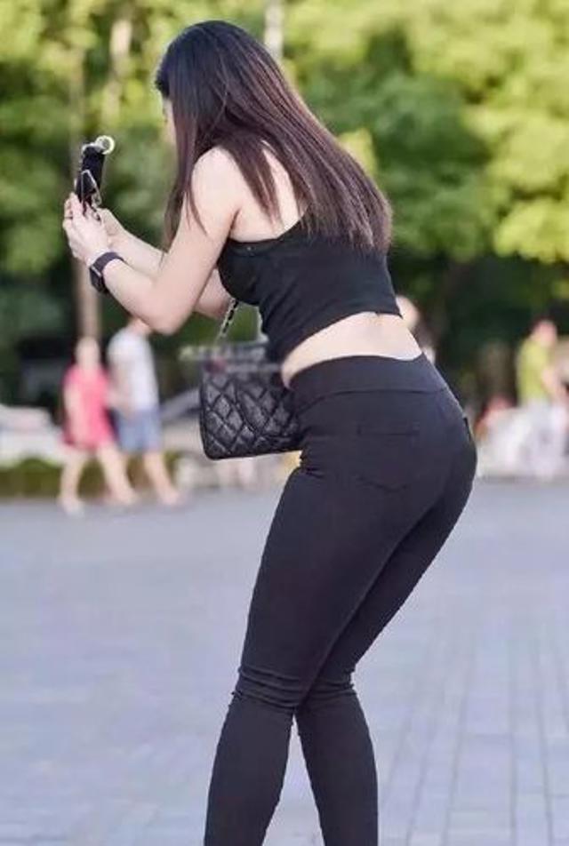 街拍:个性时尚的美女姐姐,一条紧身牛仔裤展现完美身姿!