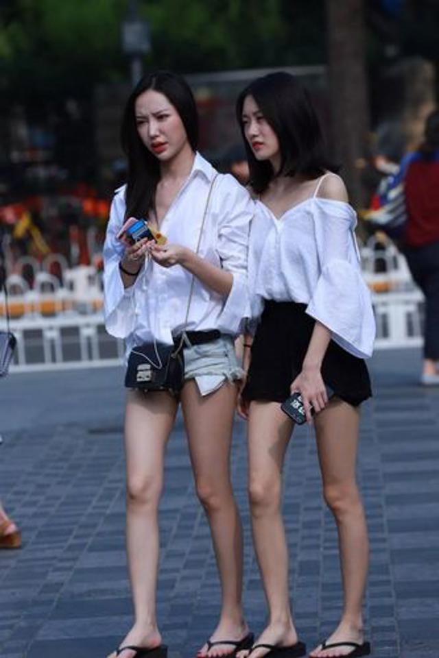 武汉街拍 两女神姐姐逛街演绎出校园往事,让人心旷神怡.