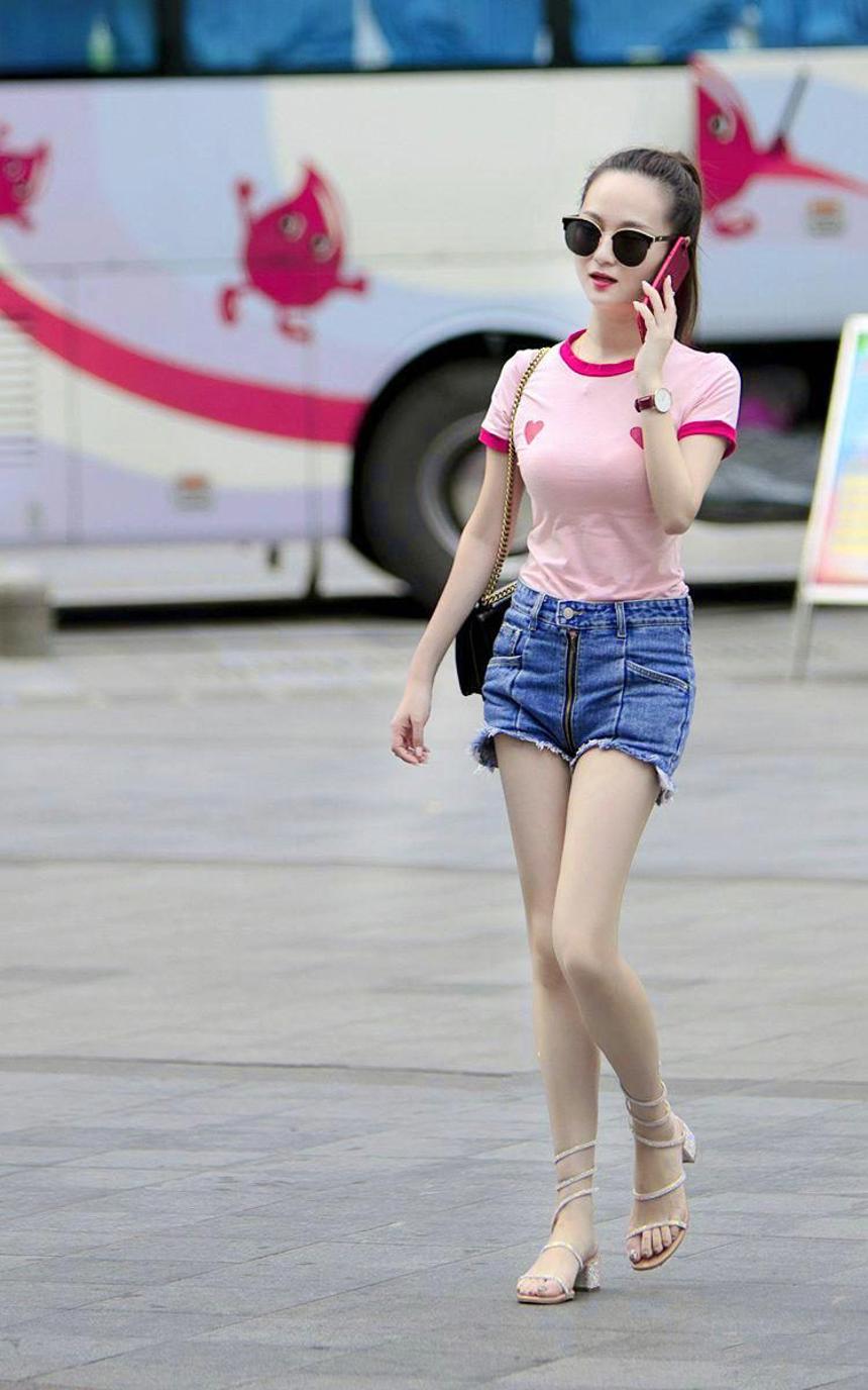 深圳街拍:美女姐姐身穿短裙子,很好的展示了她迷人的美腿