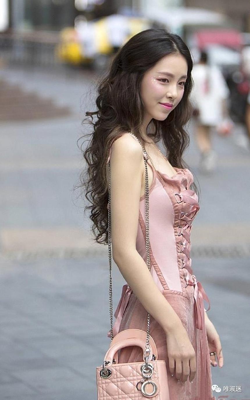 街拍美女:藕粉色紧带长裙明显曲线颜值很高 [一点资讯]