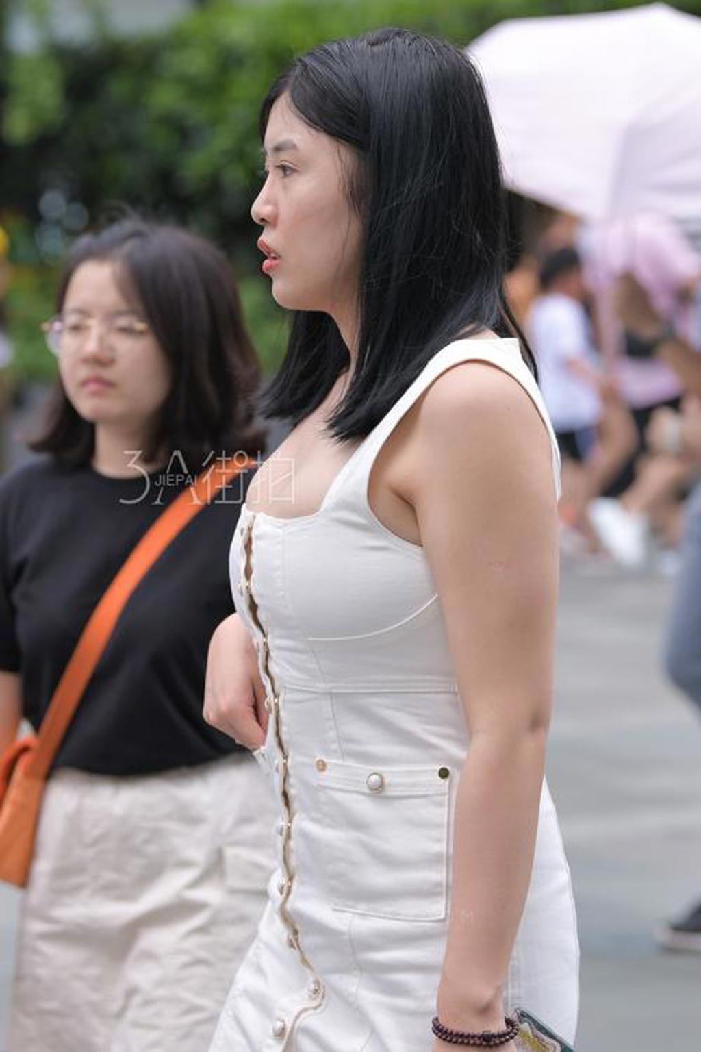 3a街拍_983-10 25/丰满的肉感少妇_广州深圳街拍