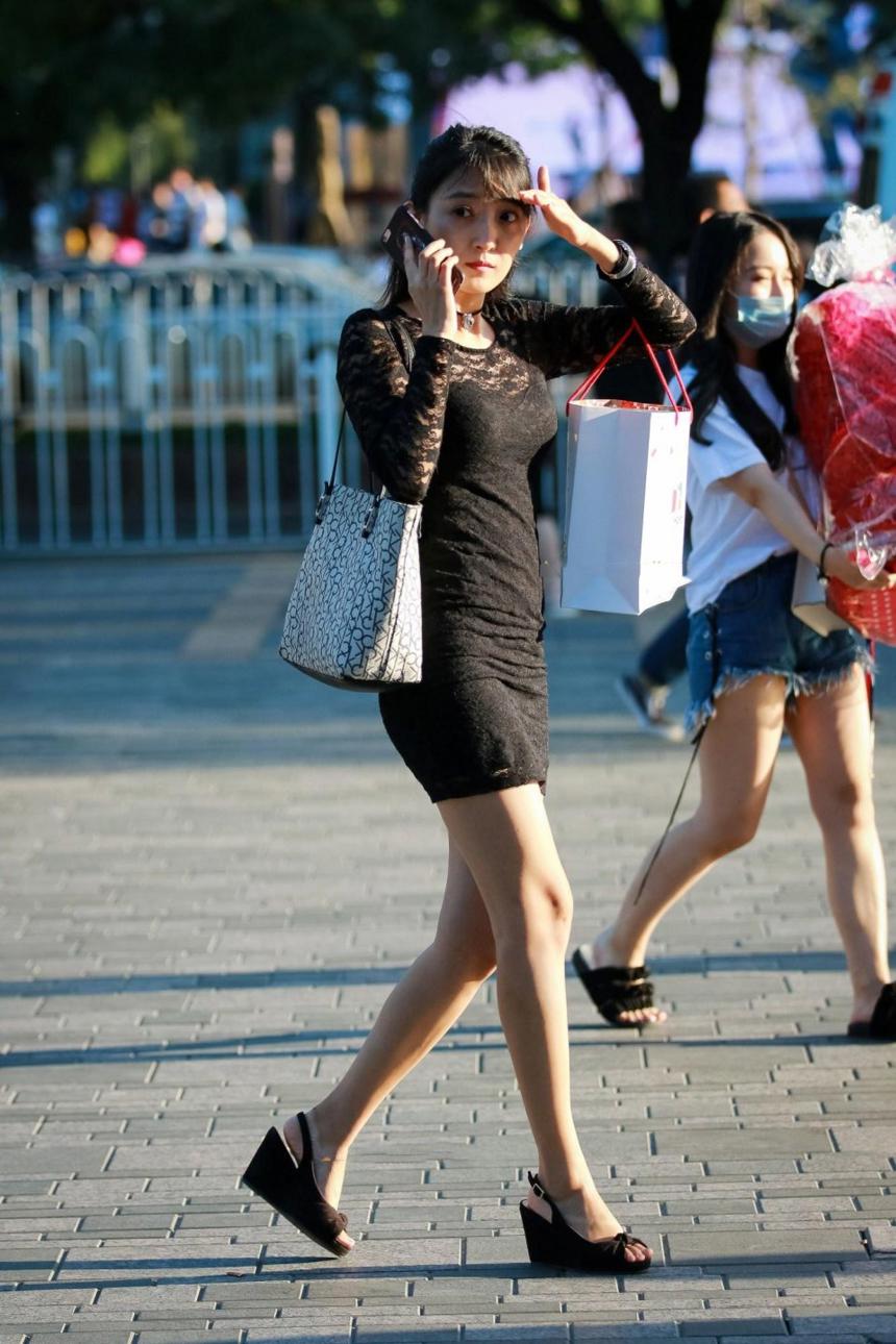 街拍,穿着黑色蕾丝裙大秀美腿的少妇,曲线玲珑阿罗多姿令人着迷