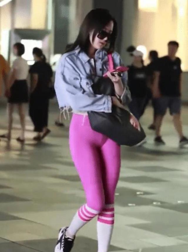 街拍:粉红色紧身裤美腿少妇,一看就是爱运动吧?