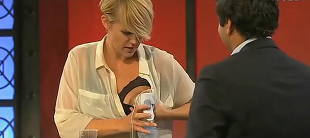 挪威女演员当众挤奶 男工作员辅助乳汁飞溅(图)