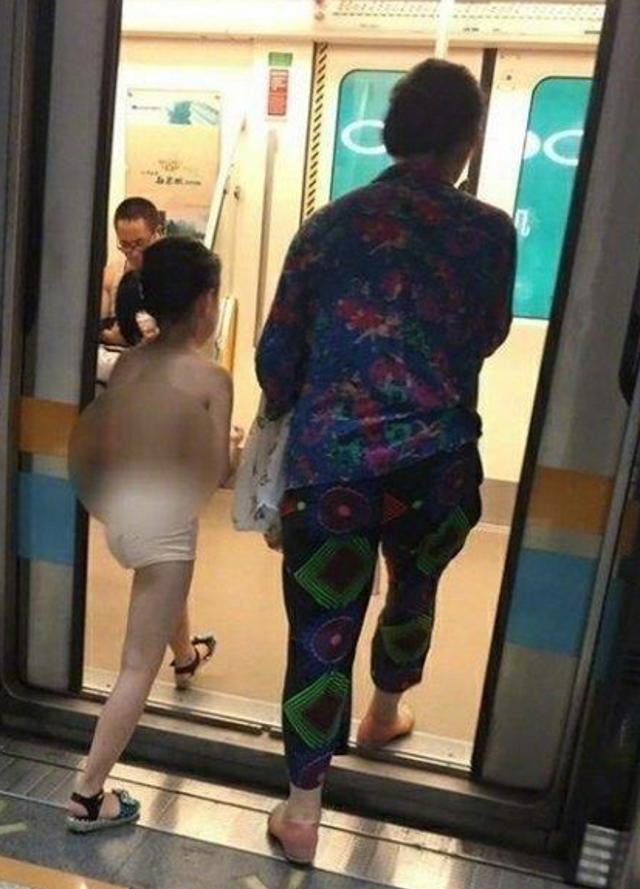 奶奶带孙女光膀子乘地铁难道不知道有恋童癖这类人