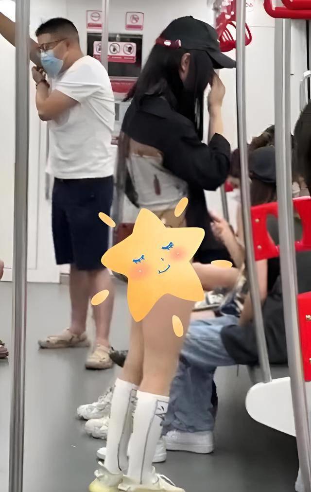 回顾重庆地铁上女孩穿着奇特引发热议网友穿得太大胆了吧