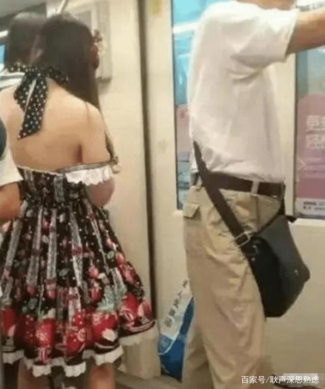 姑娘坐地铁裙子还穿这么低,旁边大爷连看的勇气都没有,不害羞吗