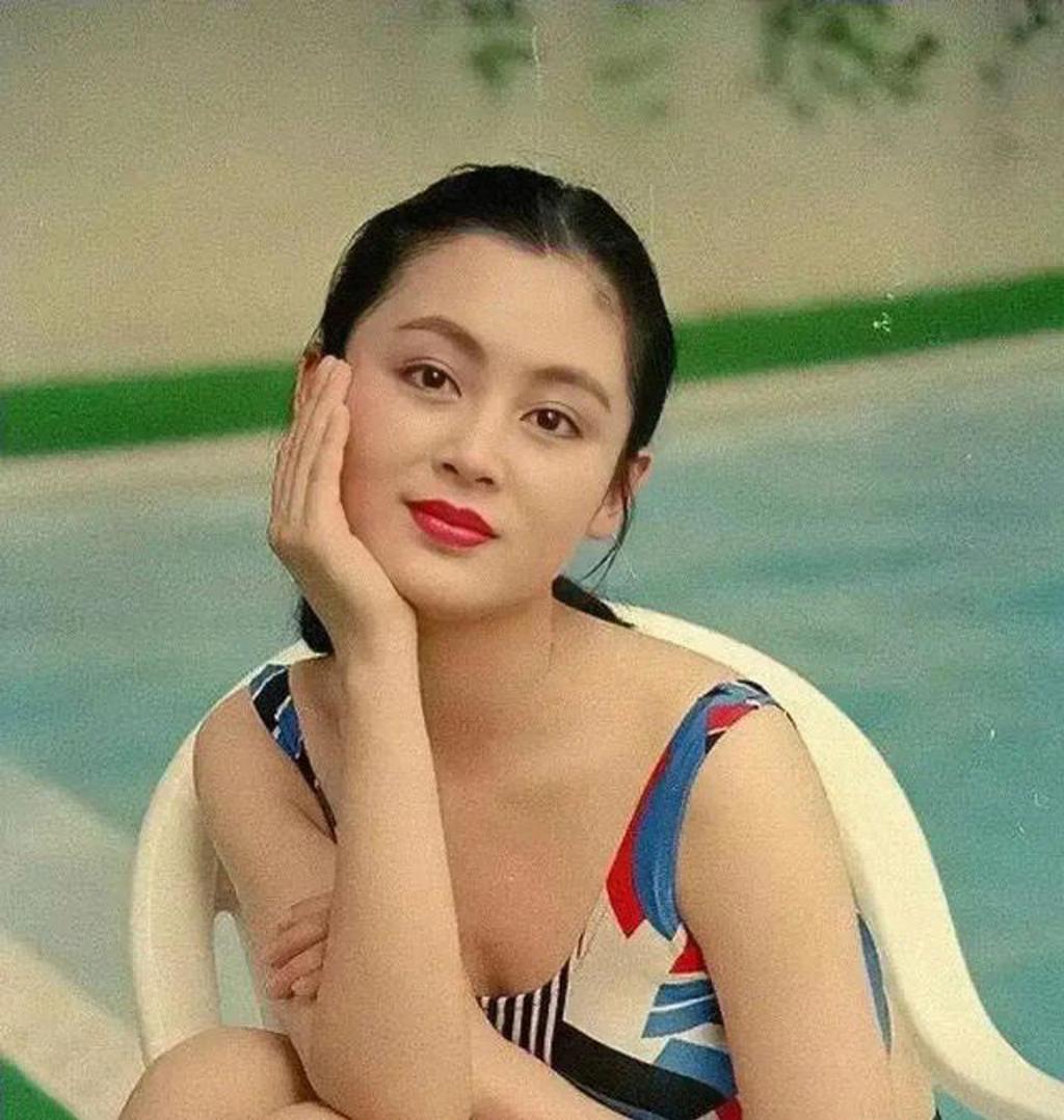 陈红18岁泳装照,一袭红蓝白拼色的比基尼泳池边凹造型,清纯明艳