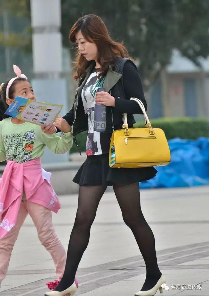 蓝月帝国街拍:街上拍到一位送女儿去上学的黑丝袜辣妈