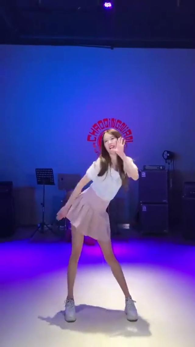清纯美女舞蹈室跳舞,这舞姿好可爱!_凤凰网视频_凤凰网