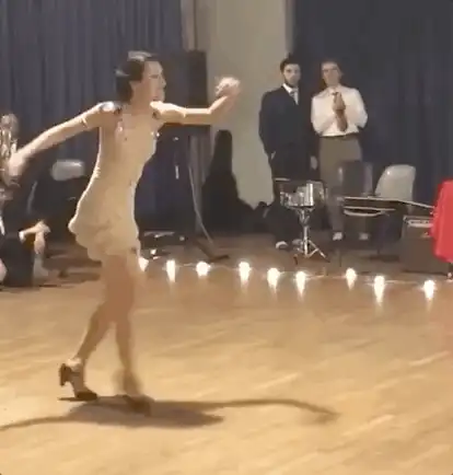 视频里的这段舞蹈,接近于20世纪20年代兴起的查尔斯顿舞.