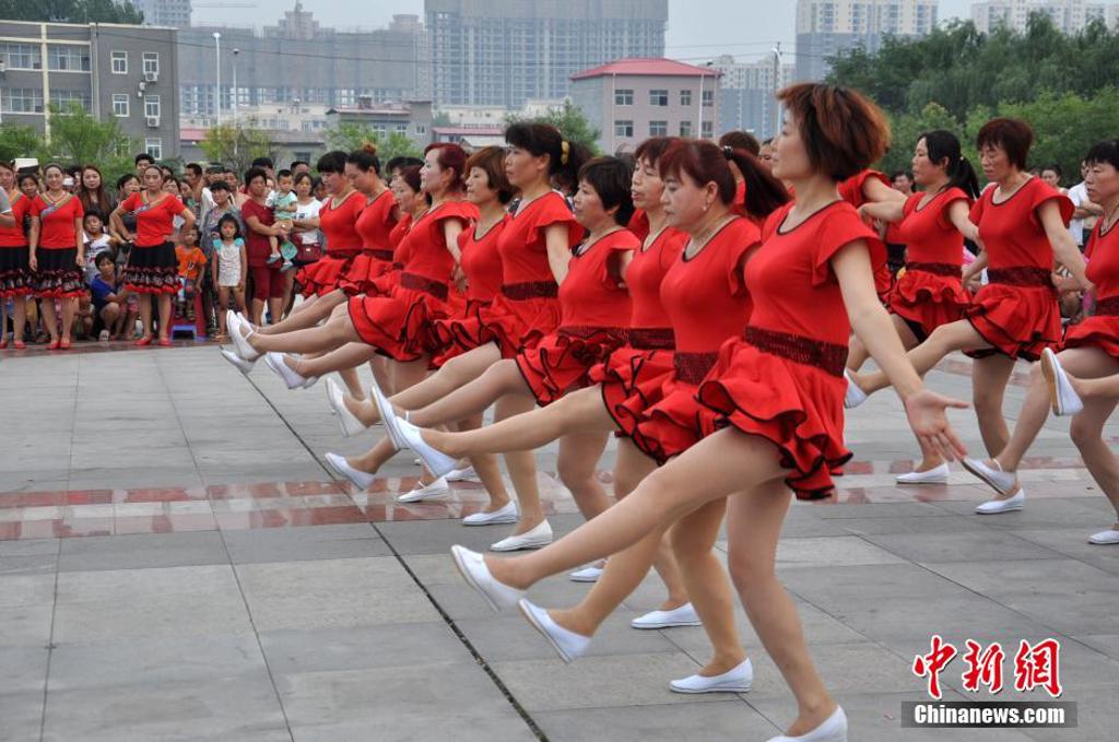 河南三百大妈高温下齐跳广场舞秀火辣身材