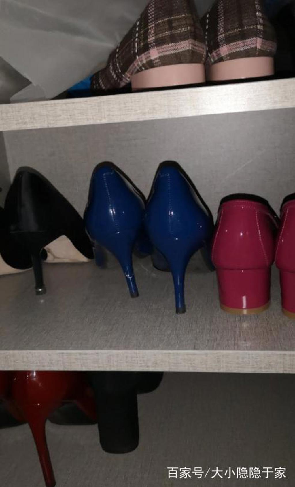 鞋柜外面的高跟鞋有液体