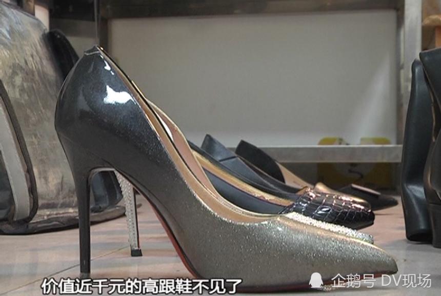 门口高跟鞋粘粘的 穿华伦天奴给我足