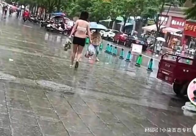 少妇街边蹲下买菜没有穿内裤