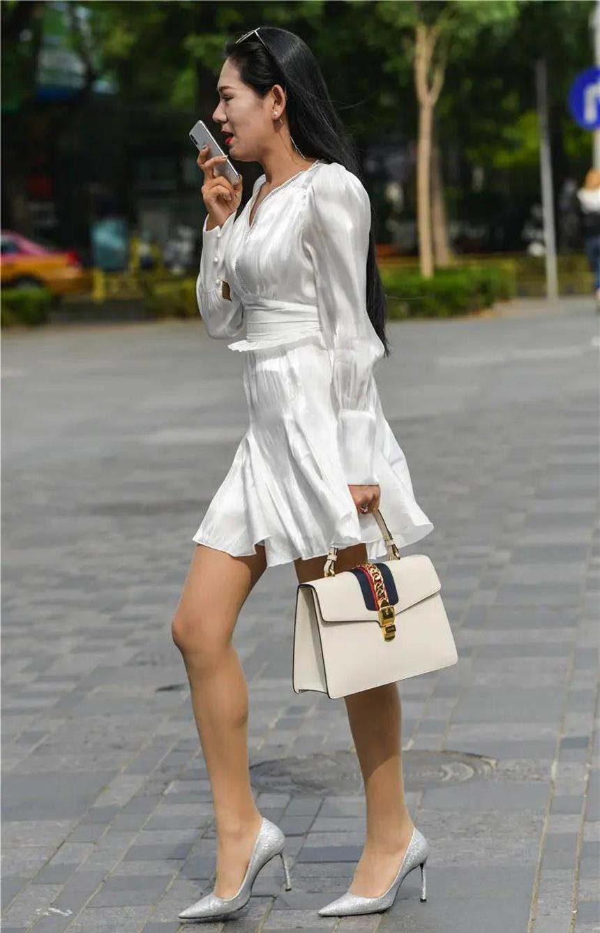 白色连衣裙搭配肉色丝袜 高跟鞋,也挺简单精致的