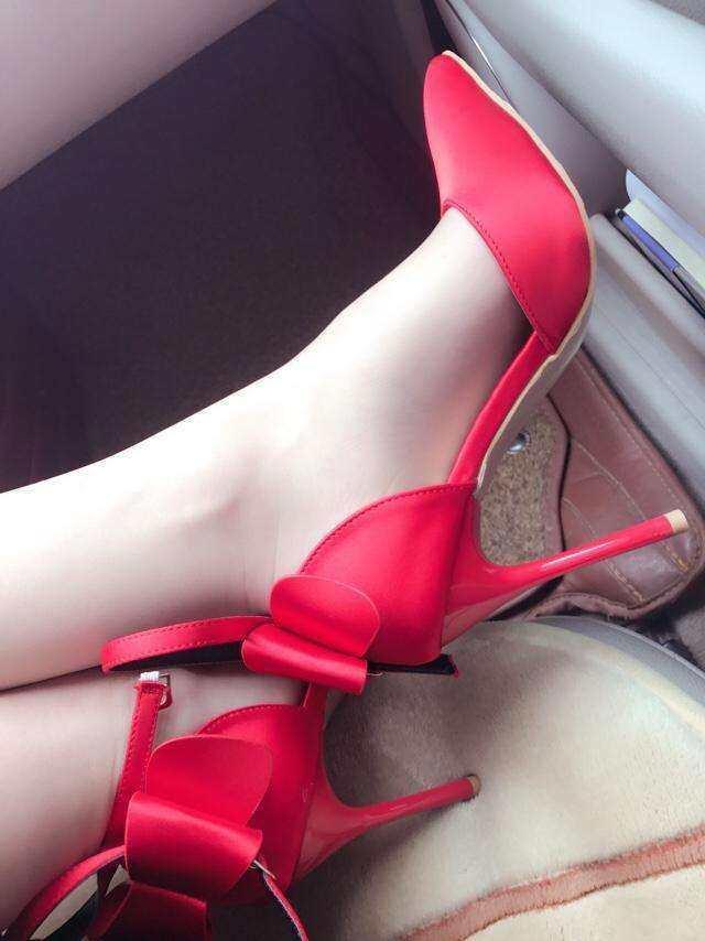 美脚丫穿上红色高跟鞋,微露脚趾缝更显迷人味道