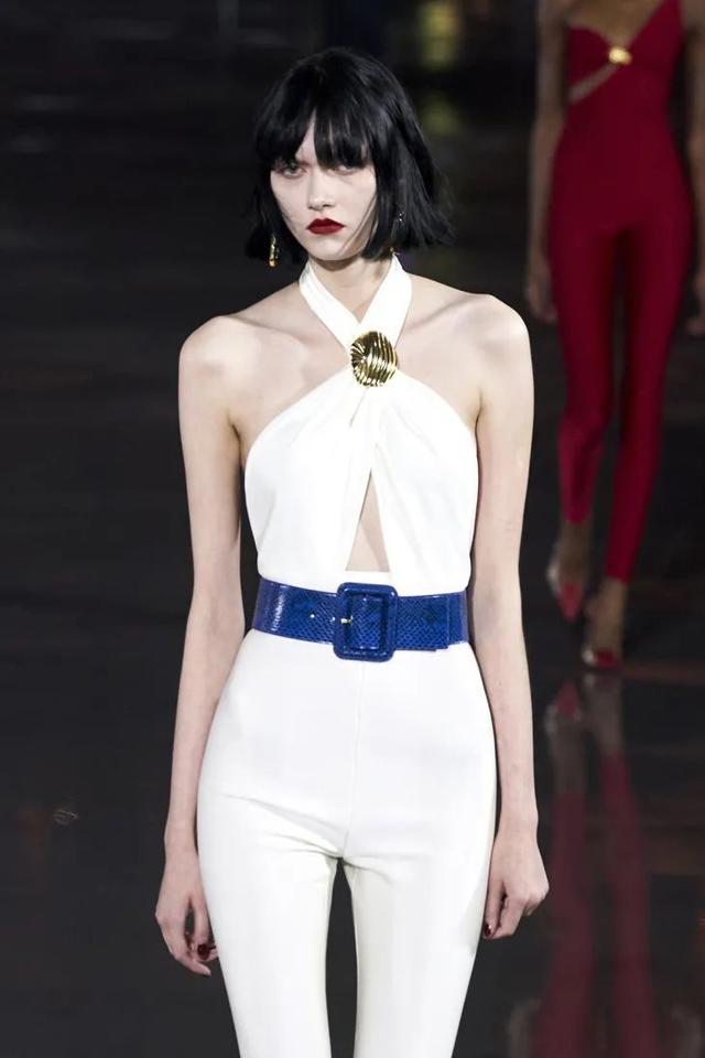 没有一丝内衣的裸体图片_图集专题