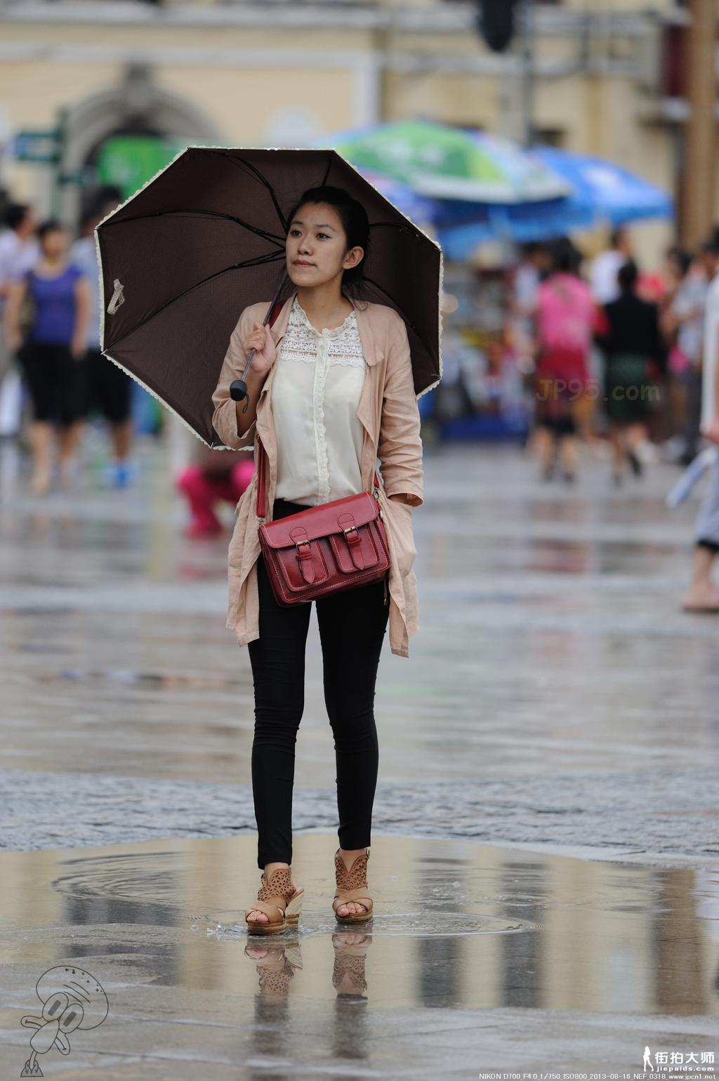 [街拍美女]雨伞黑裤-10张