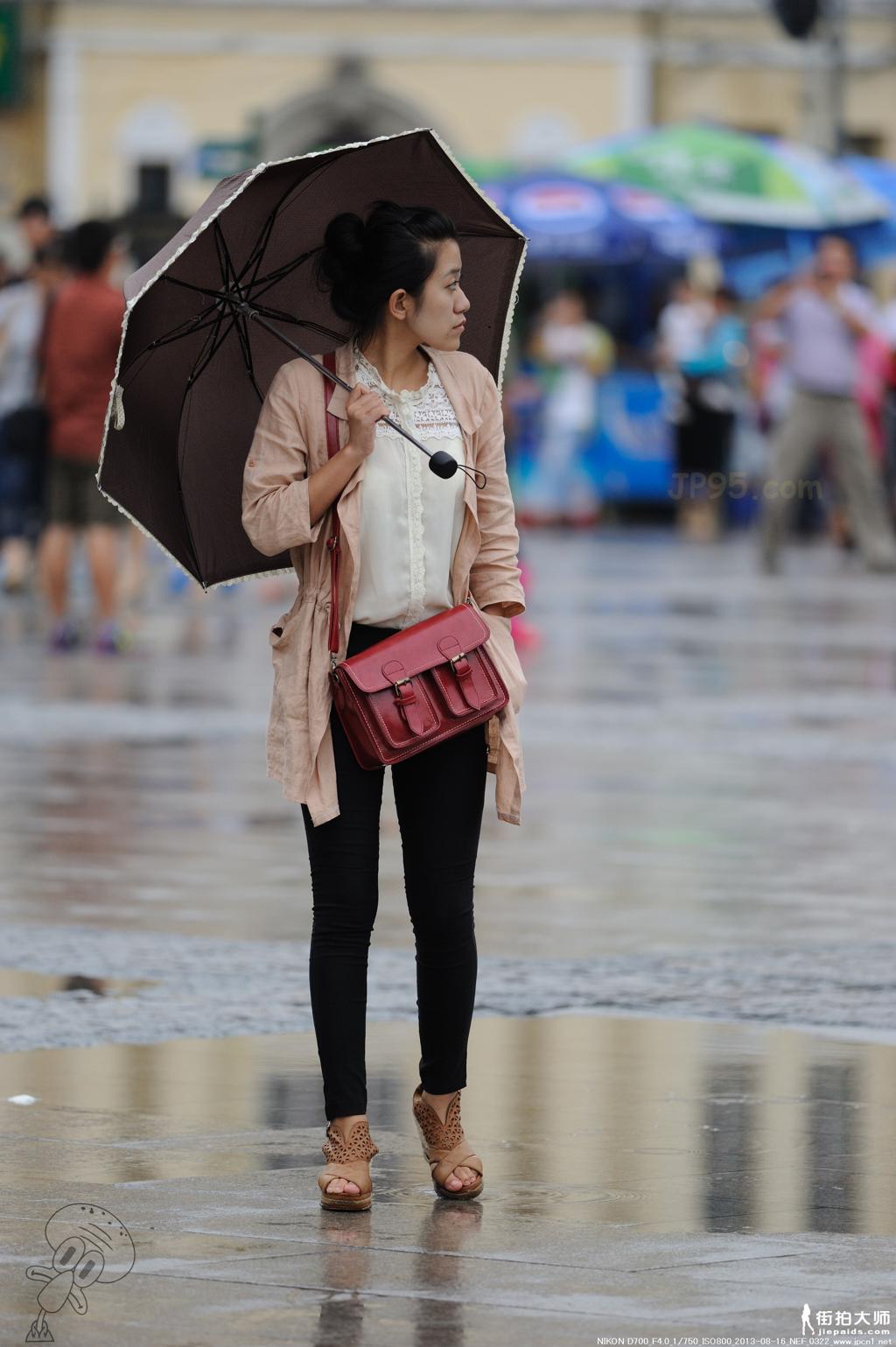 [街拍美女]雨伞黑裤-10张