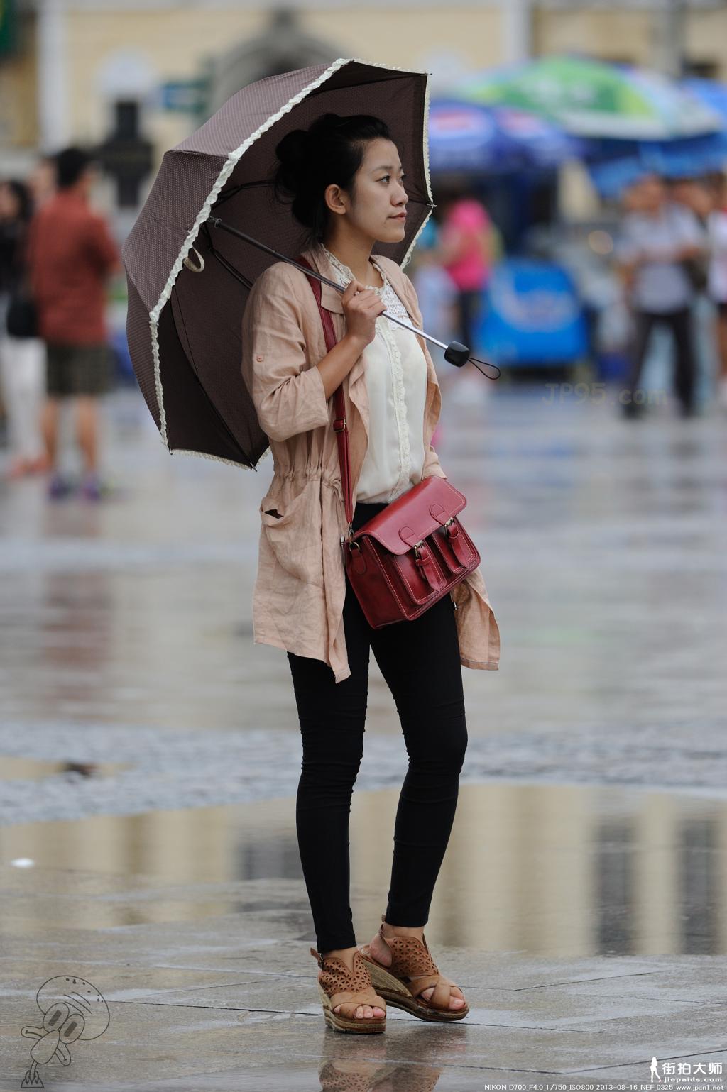 [街拍美女]雨伞黑裤-10张