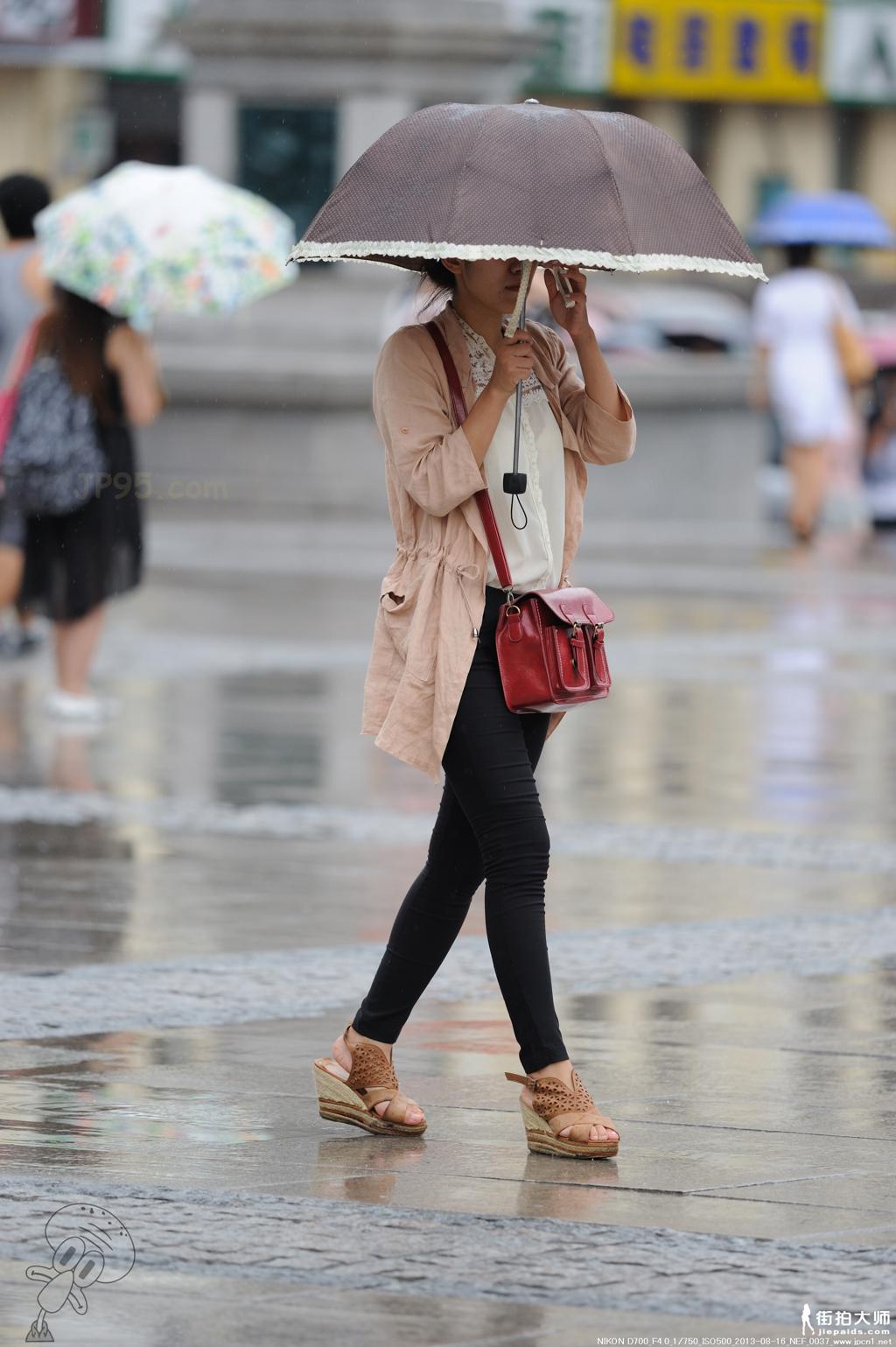 [街拍美女]雨伞黑裤-7张