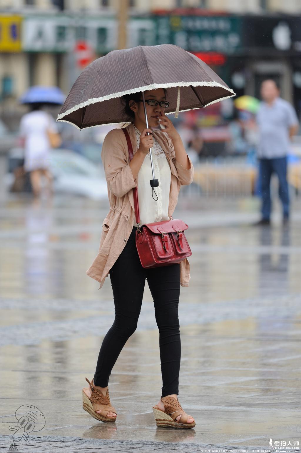 [街拍美女]雨伞黑裤-7张