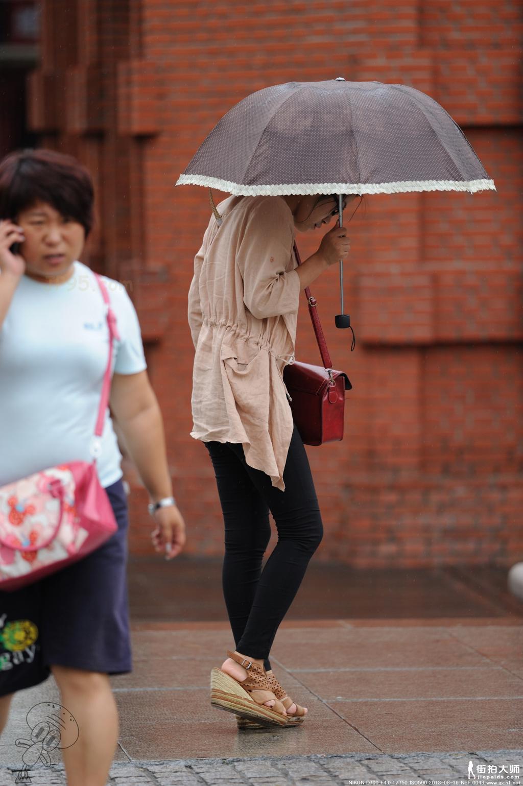 [街拍美女]雨伞黑裤-7张