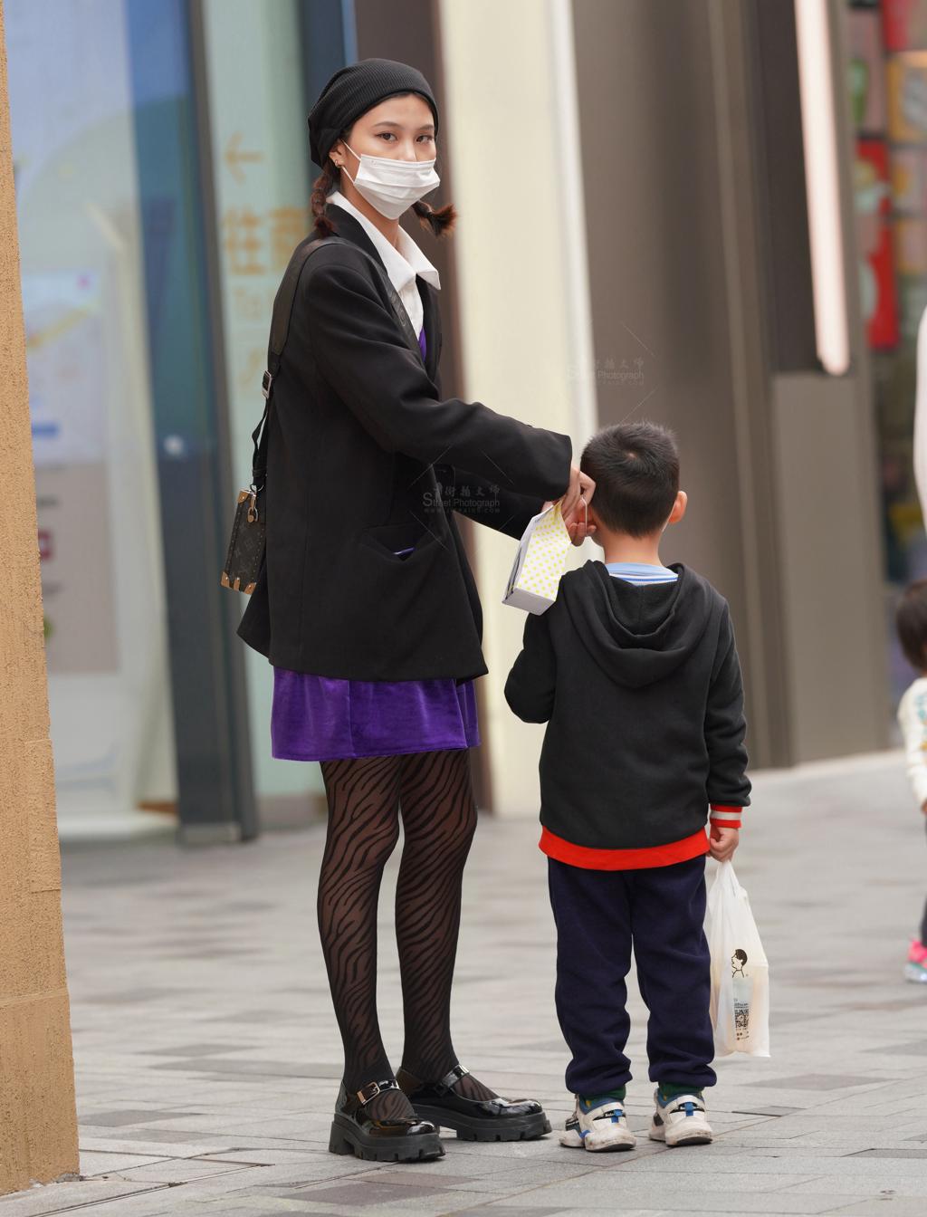 [街拍丝袜]溜弟的黑袜 美 美女