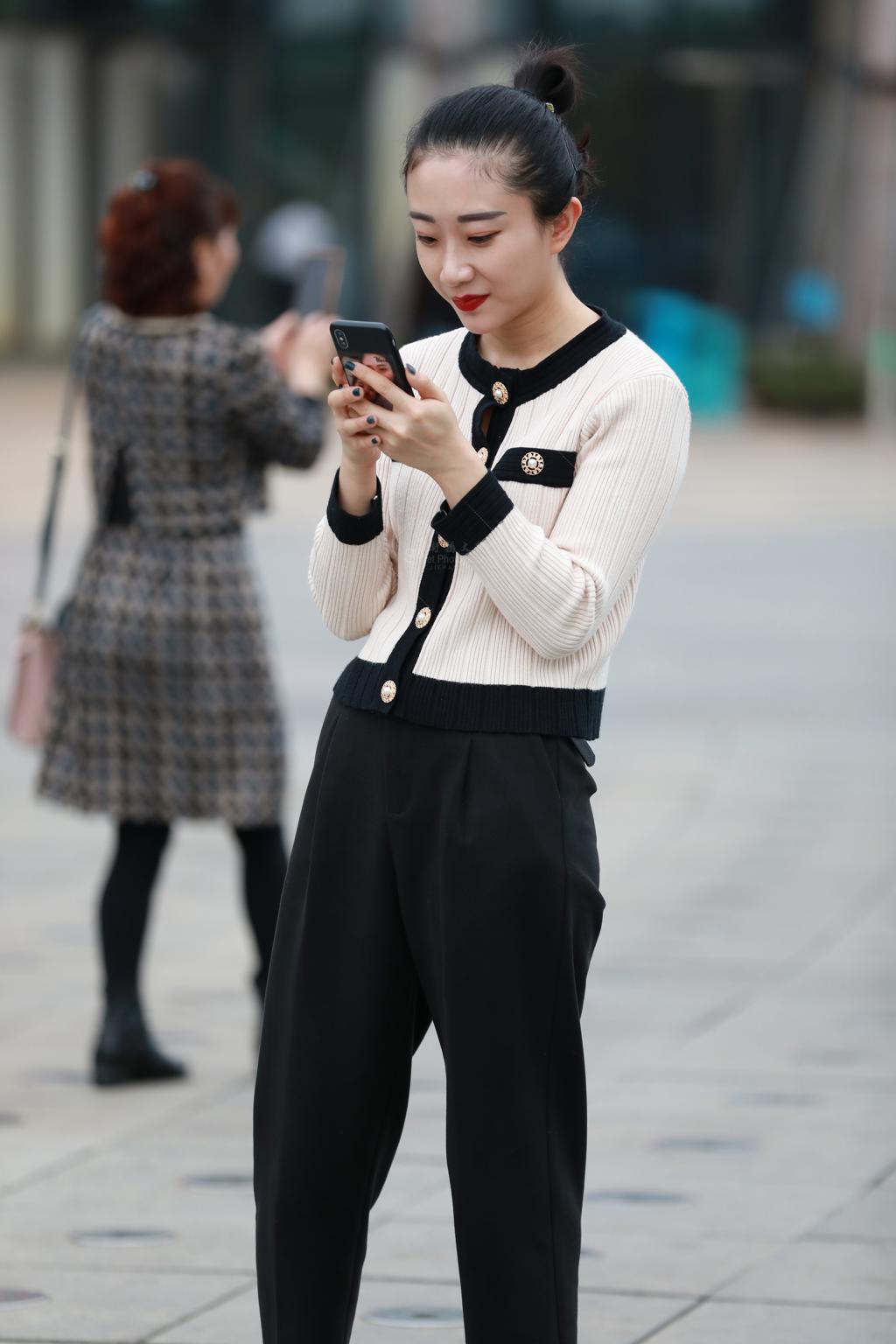 [街拍美女]宝妈眉清目秀美