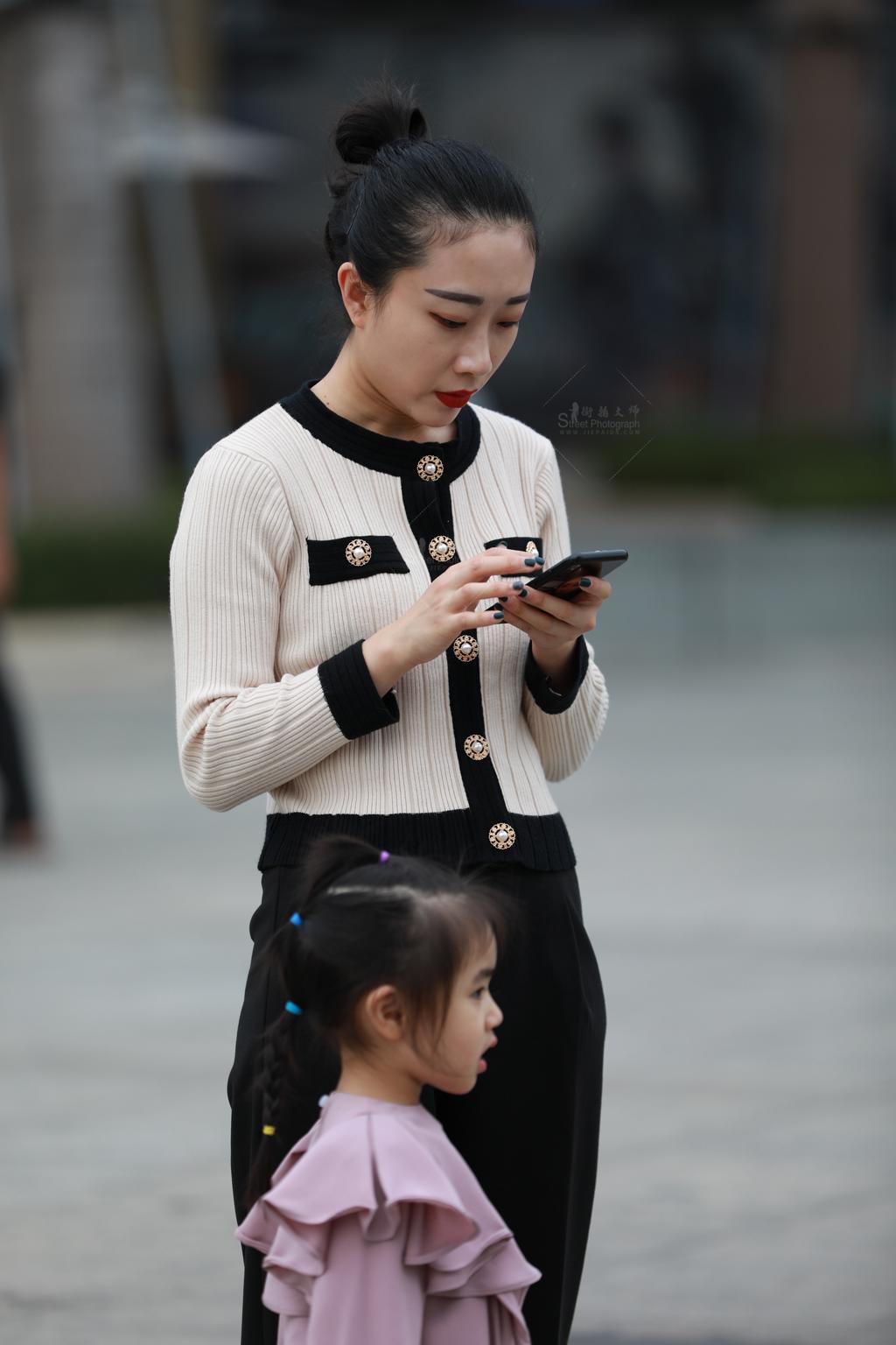 [街拍美女]宝妈眉清目秀美