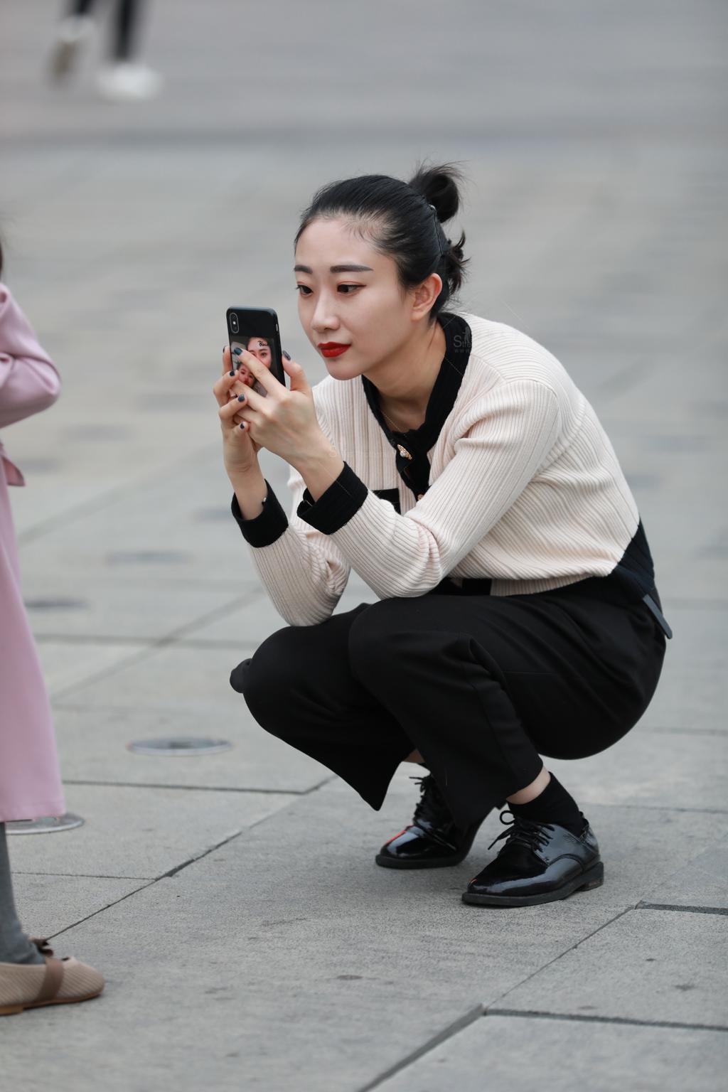 [街拍美女]宝妈眉清目秀美