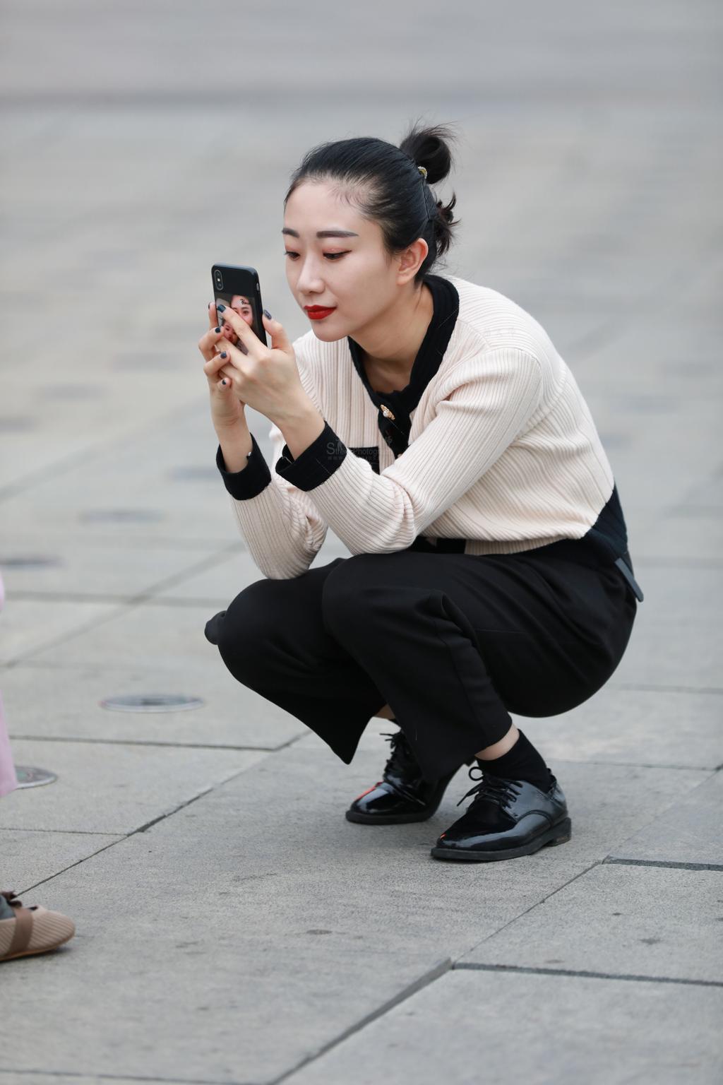 [街拍美女]宝妈眉清目秀美