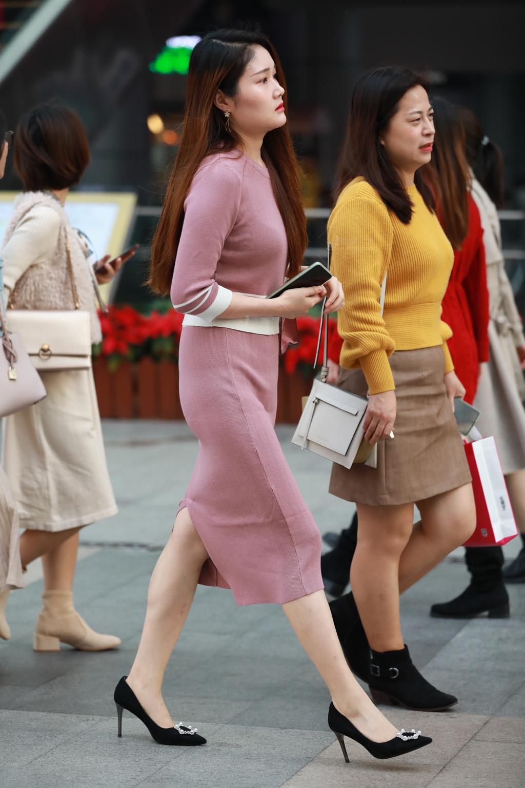 [街拍高跟]202202粉裙高跟 美女在逛街