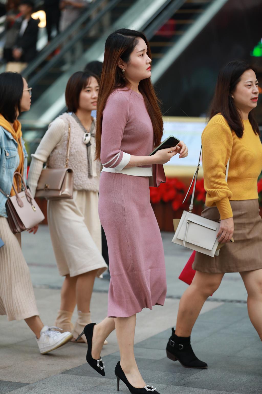 [街拍高跟]202202粉裙高跟 美女在逛街