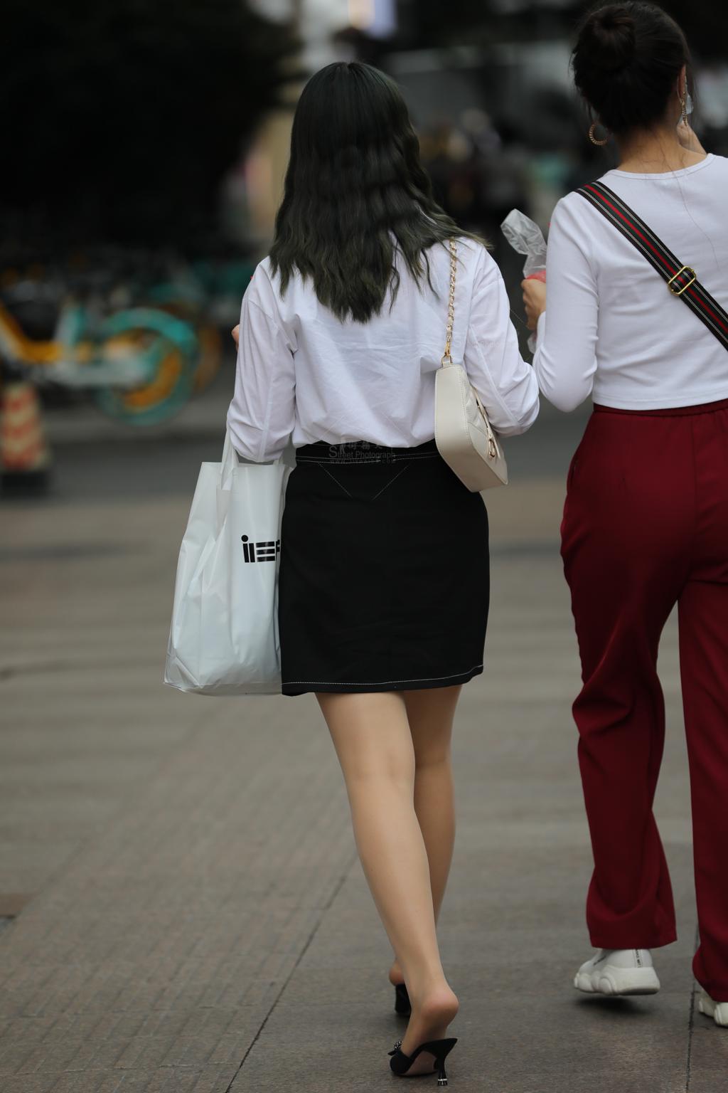 [街拍丝袜]202203 肉丝踩高跟半拖女人味十足