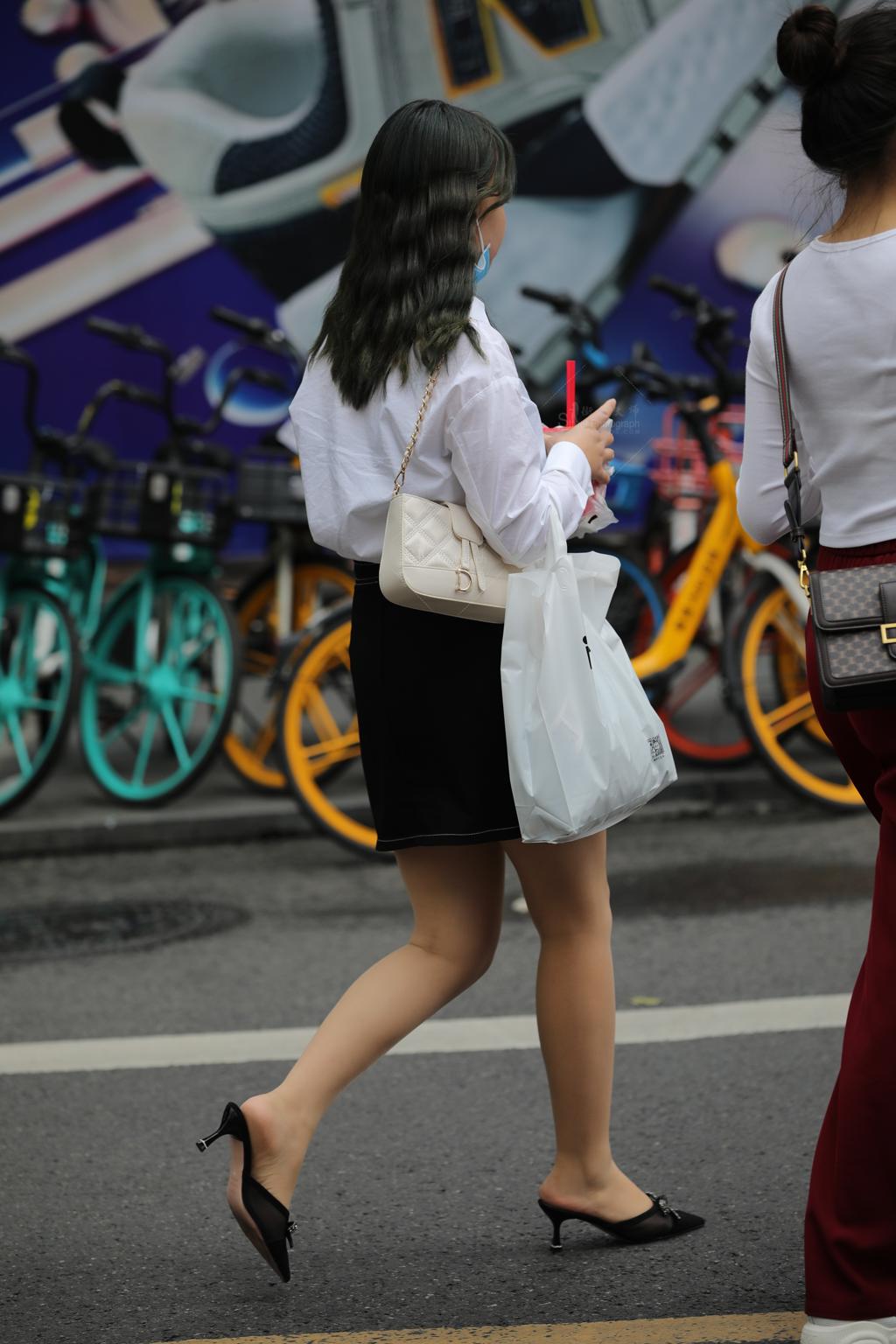 [街拍丝袜]202203 肉丝踩高跟半拖女人味十足