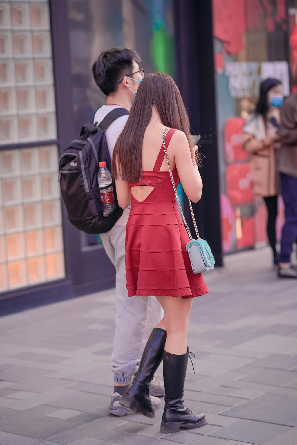 [街拍美女]2022.0642红色吊带裙