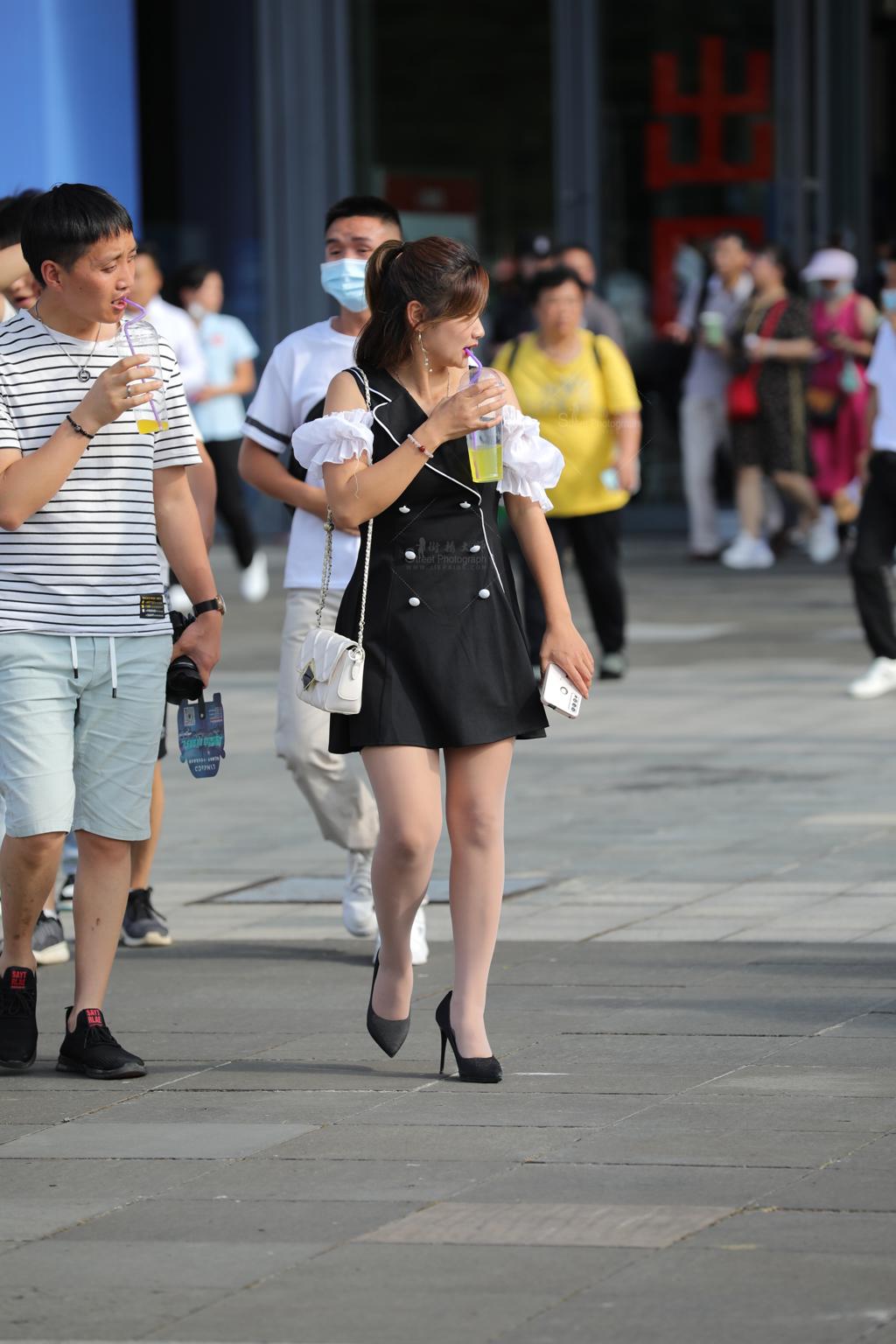 [街拍丝袜]【街拍心灵】肉si美腿高跟美眉逛街