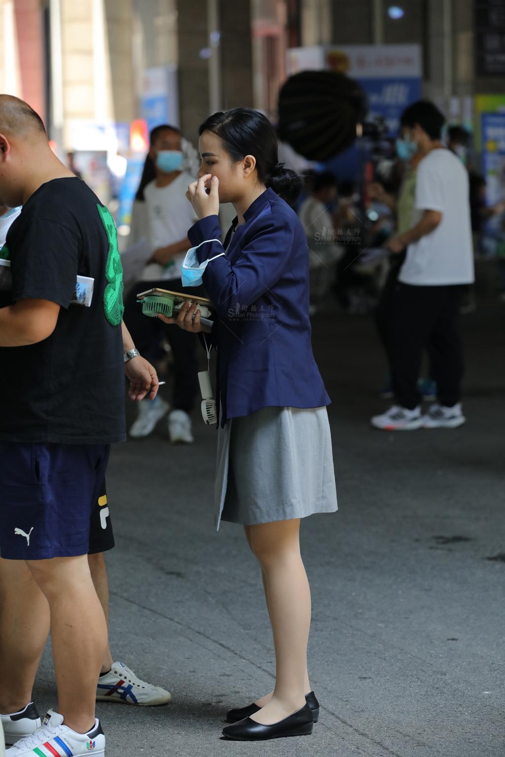 [街拍丝袜]【街拍心灵】汽车销 售小姐姐肉丝制服