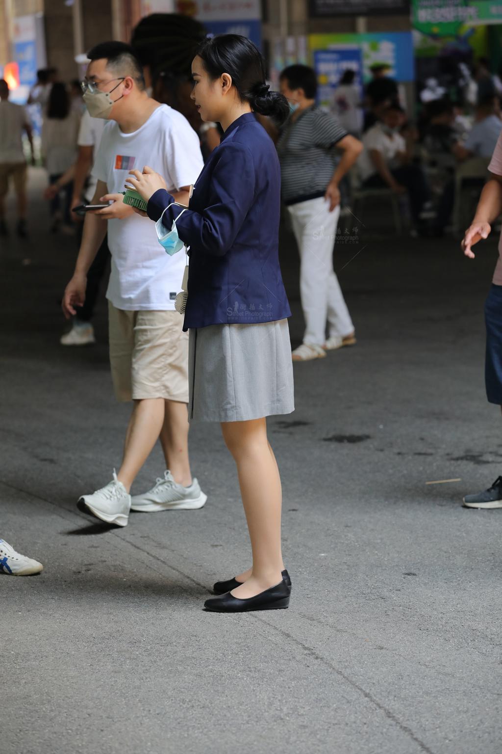 [街拍丝袜]【街拍心灵】汽车销 售小姐姐肉丝制服