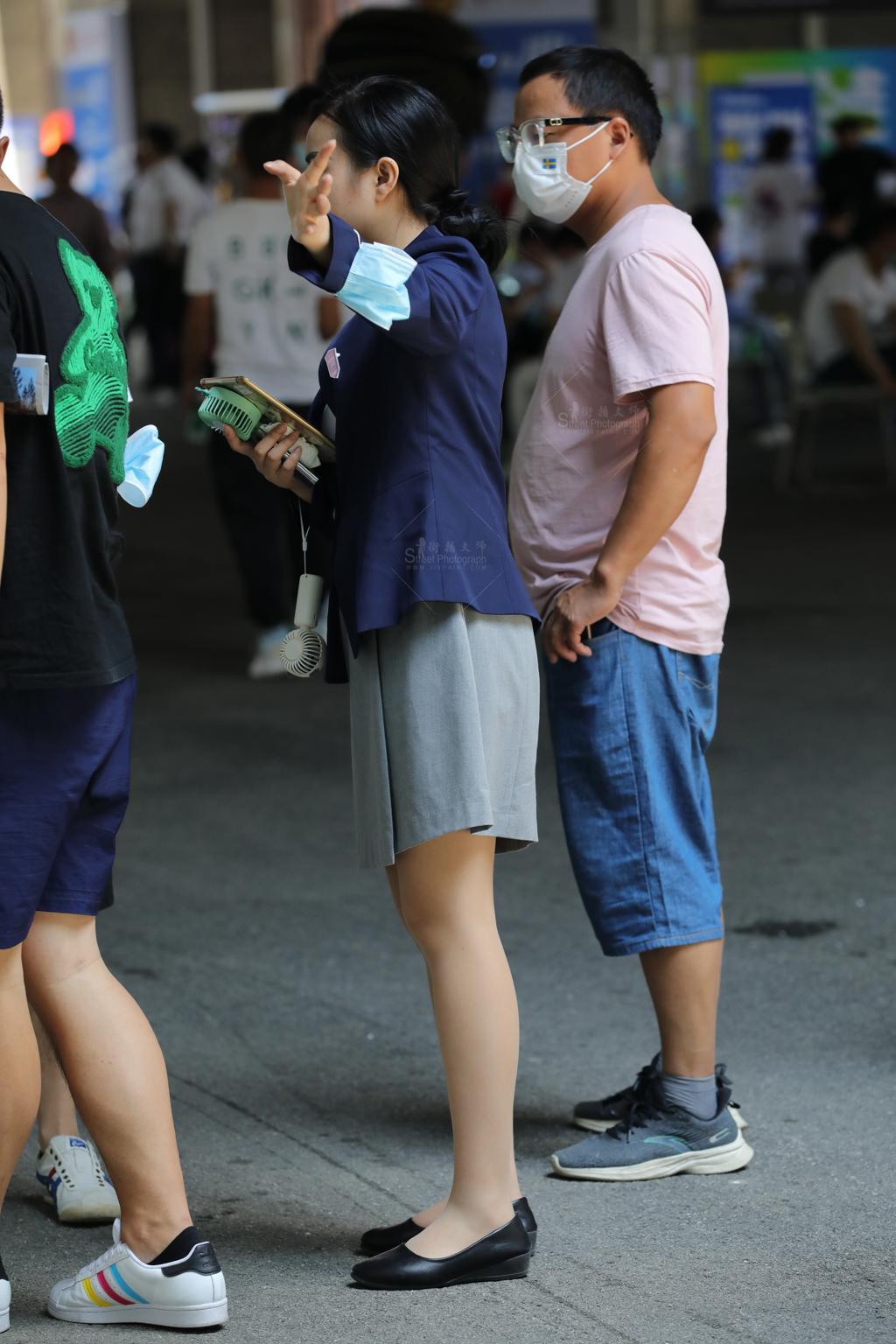 [街拍丝袜]【街拍心灵】汽车销 售小姐姐肉丝制服