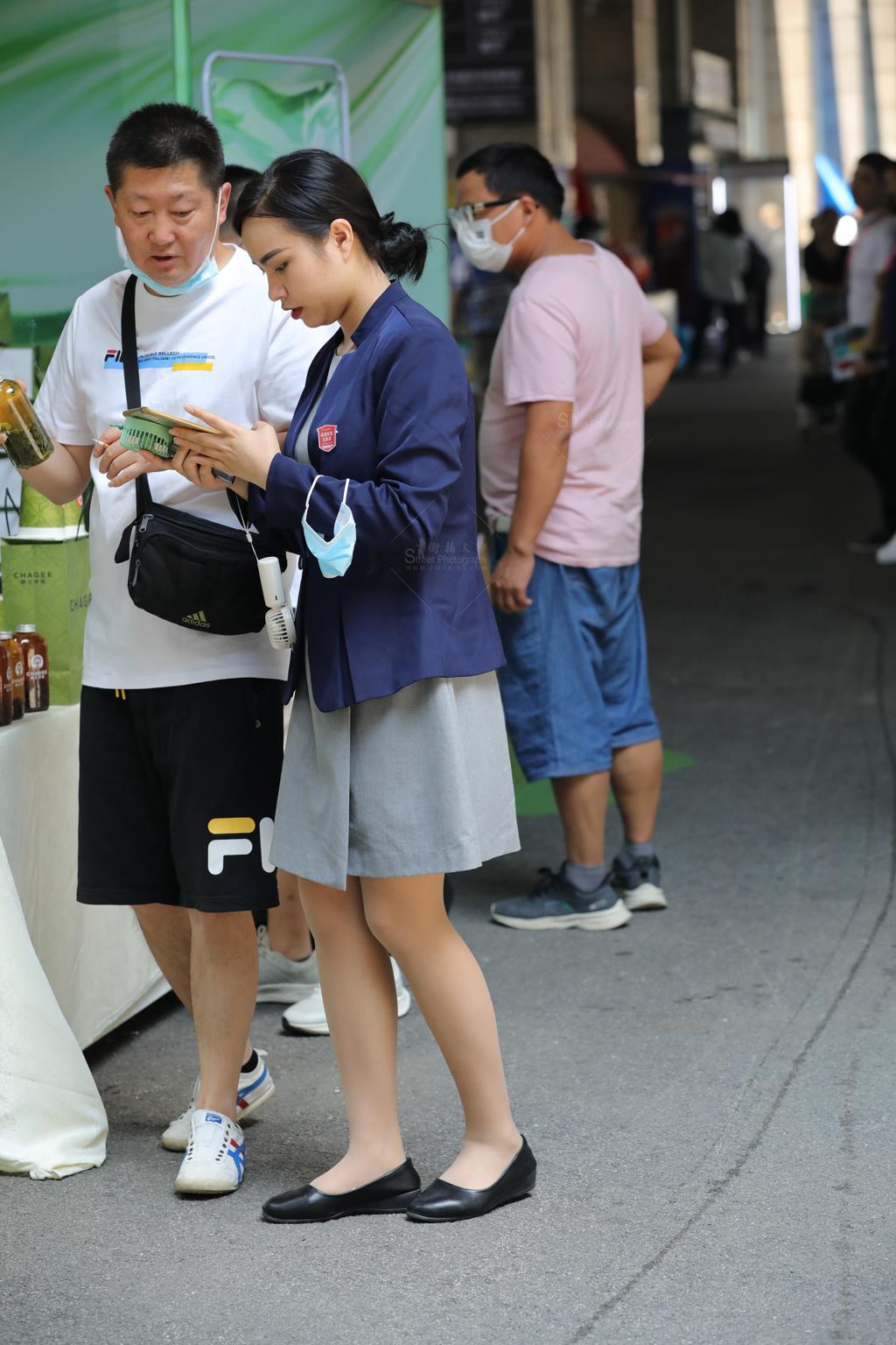 [街拍丝袜]【街拍心灵】汽车销 售小姐姐肉丝制服