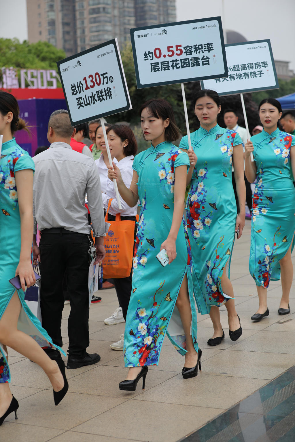 [街拍美女]【街拍心灵】旗袍高gen美眉